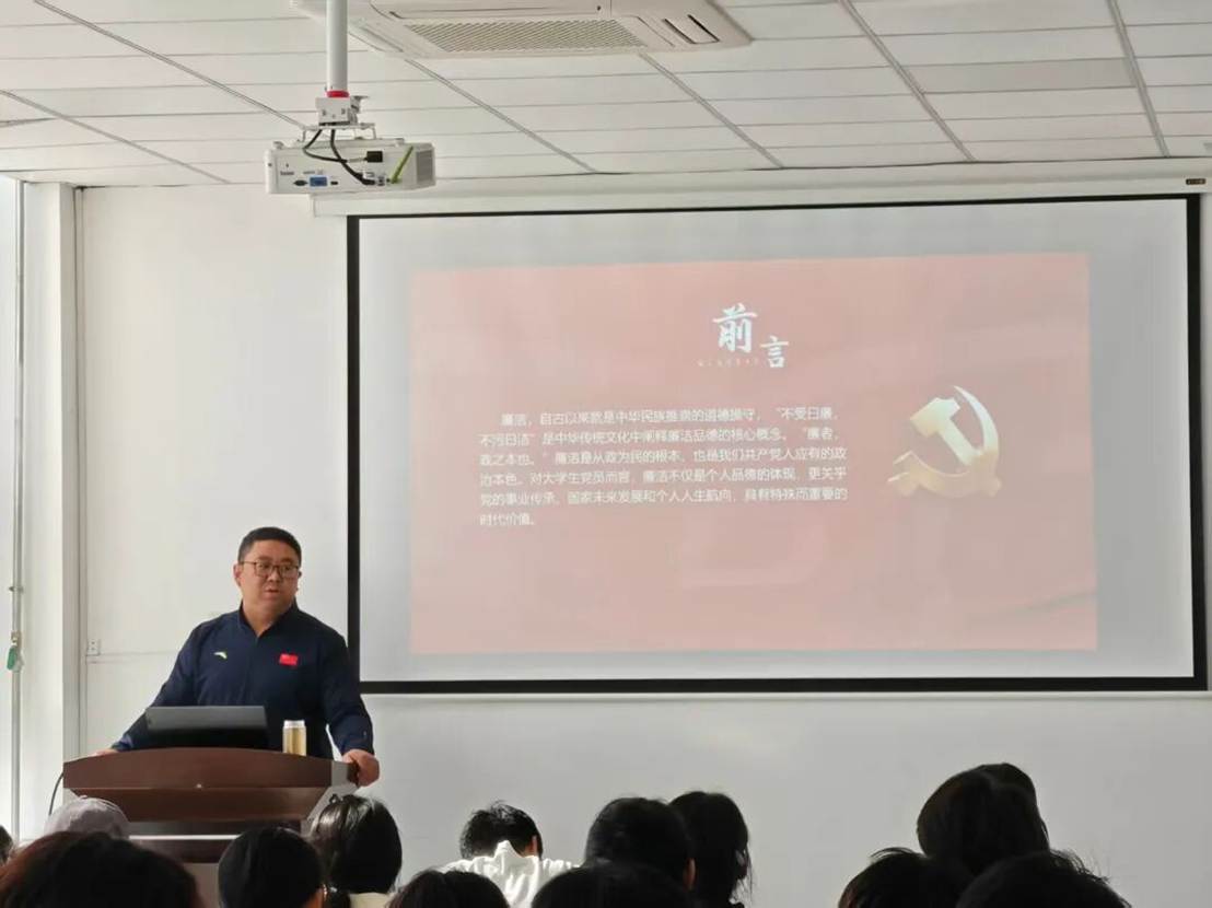 一群人在台上演讲 AI 生成的内容可能不正确。